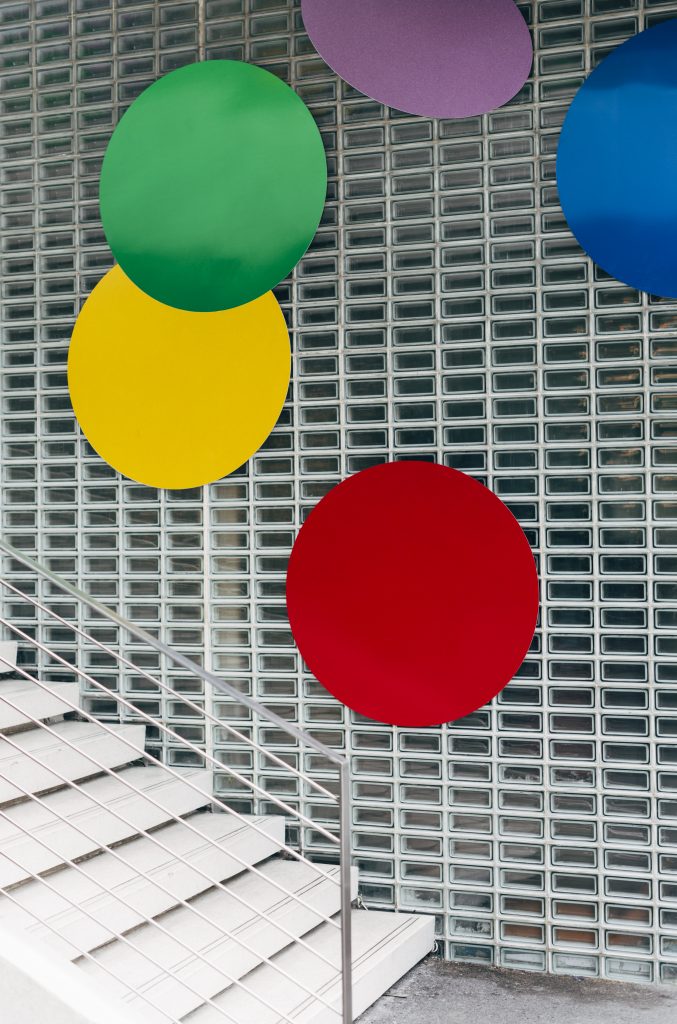 decoraciones redondas de papel junto las escaleras